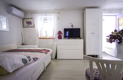 House Marie's Lavander Dream - Unit 376709-13