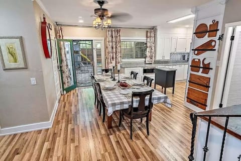 1930s Queen Anne Historic Downtown Retreat