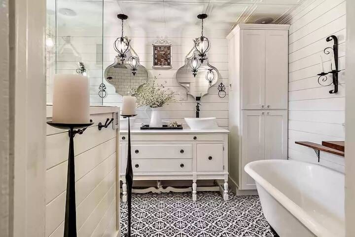 1930s Queen Anne Historic Downtown Retreat - Medford