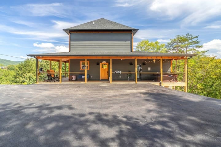 Luxury Mountain Retreat | Indoor Pool & Game Room - Sevierville