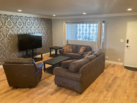 Clean, Quiet, Walkable, No Cleaning Fee