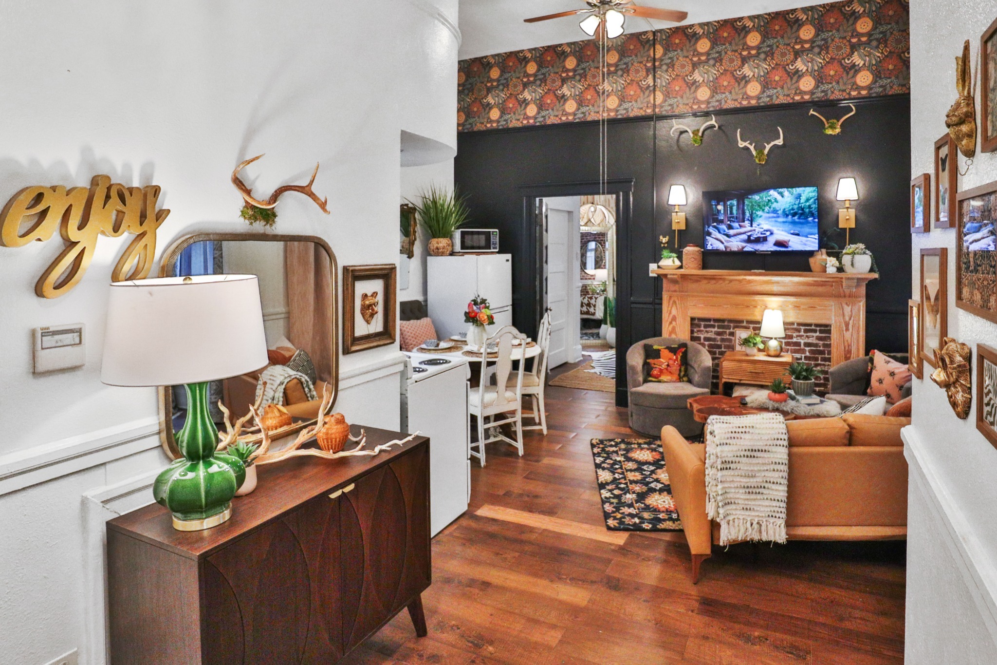 Directly on Riverwalk Downtown 2 BR King, WIFI