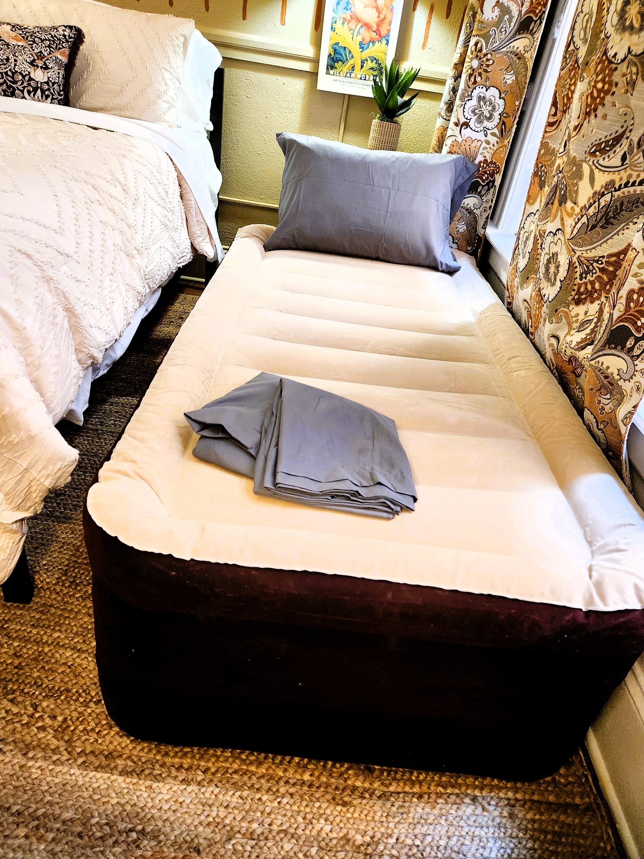 Directly on Riverwalk Downtown 2 BR King, WIFI