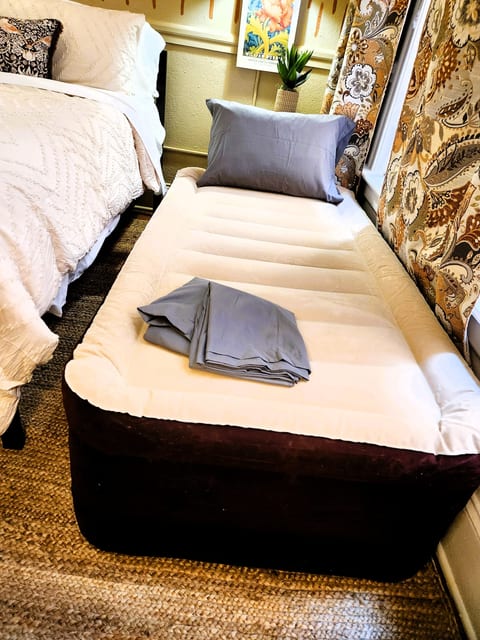 Directly on Riverwalk Downtown 2 BR King, WIFI
