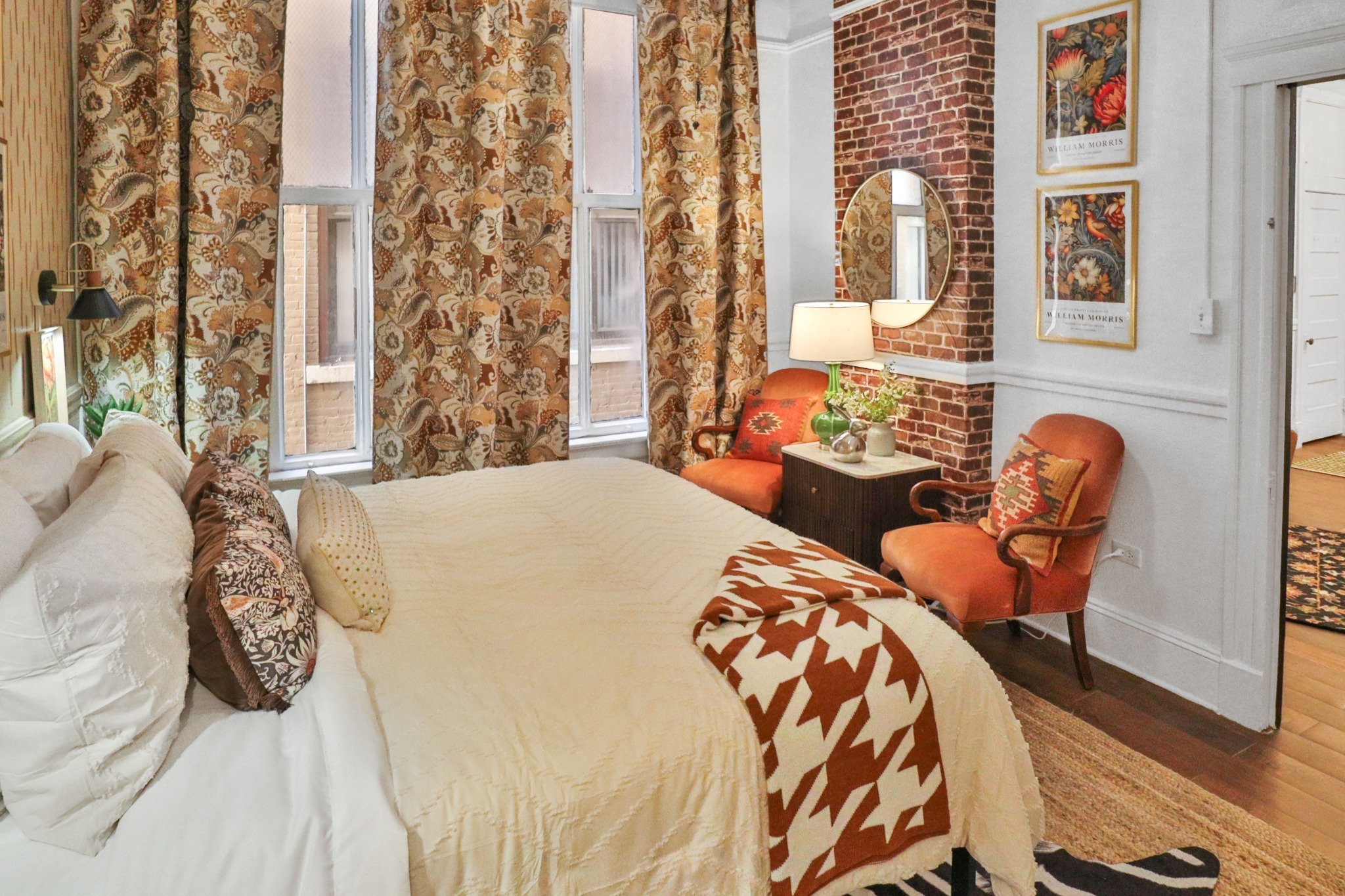 Directly on Riverwalk Downtown 2 BR King, WIFI