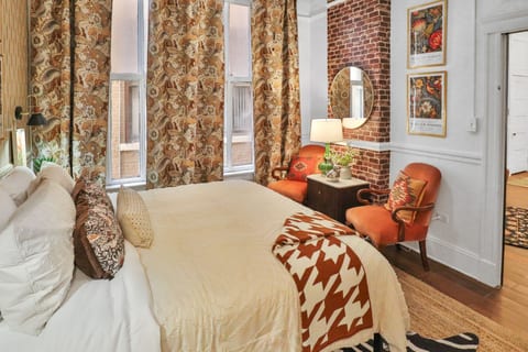 Directly on Riverwalk Downtown 2 BR King, WIFI
