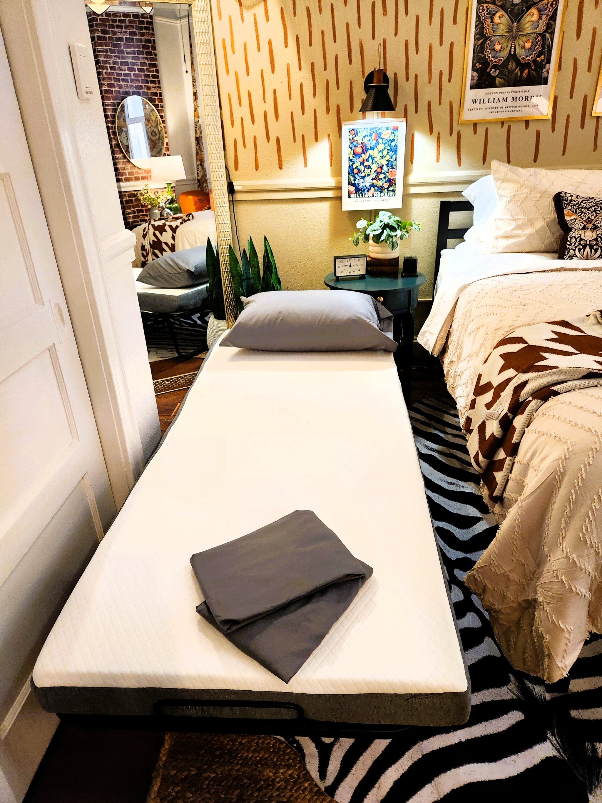 Directly on Riverwalk Downtown 2 BR King, WIFI