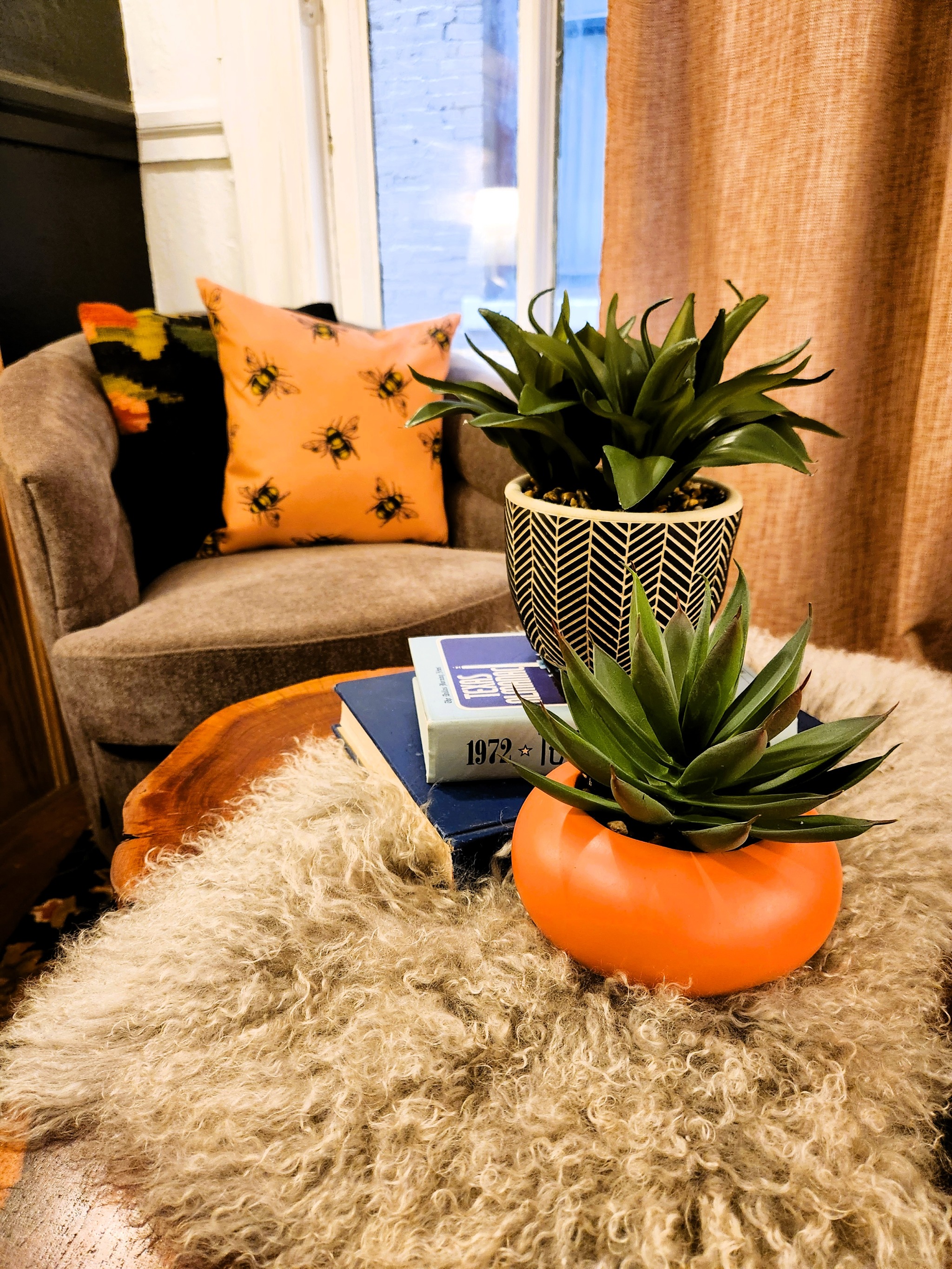 Directly on Riverwalk Downtown 2 BR King, WIFI