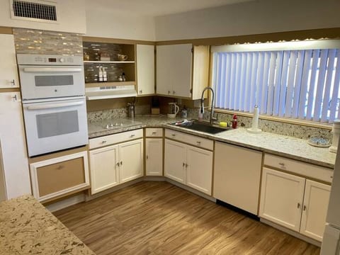 Clean, Quiet, Walkable, No Cleaning Fee