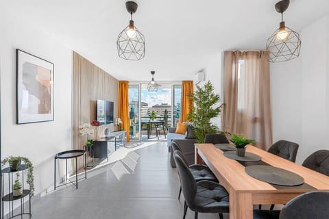 Bright Beach Retreat | Walk to Sand, Shops&Dining