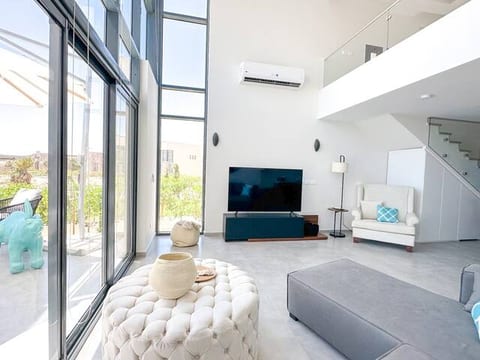 Beachfront 1BR Spacious Somabay Loft w Beach, Pool