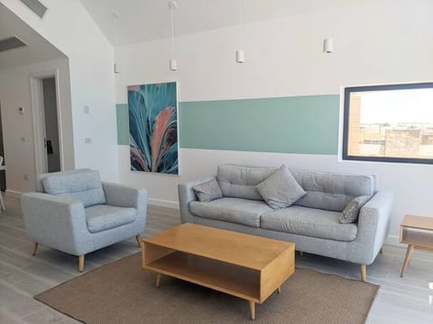 Modern 2BR Villa w sea views, beach & pool access