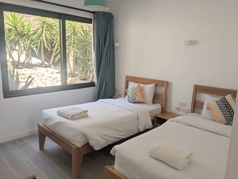 Modern 2BR Villa w sea views, beach & pool access