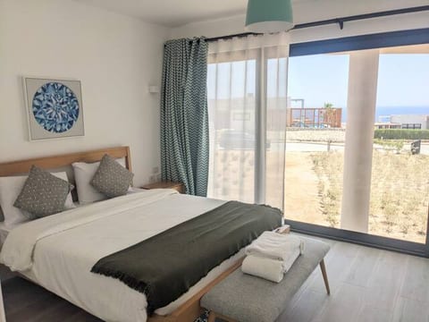 Modern 2BR Villa w sea views, beach & pool access