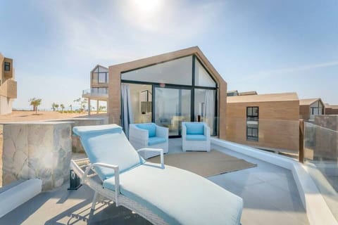 Modern 2BR Villa w sea views, beach & pool access