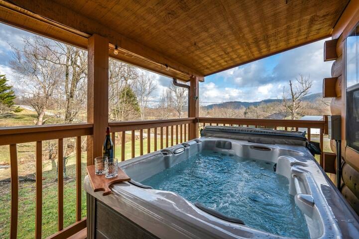 Cozy 1-Acre Cabin Dog-Friendly, Hot Tub & Fire Pit - Pigeon Forge