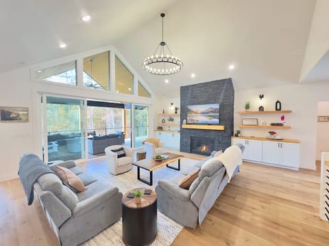 New Luxe Mountain Retreat on 12Ac HotTub FirePits