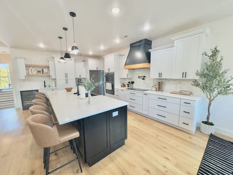 New Luxe Mountain Retreat on 12Ac HotTub FirePits