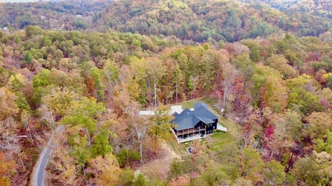 New Luxe Mountain Retreat on 12Ac HotTub FirePits