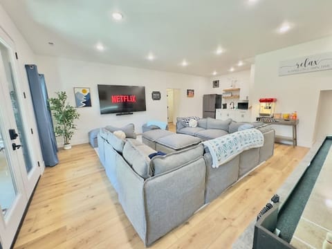 New Luxe Mountain Retreat on 12Ac HotTub FirePits