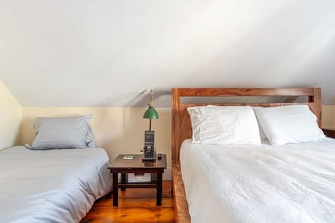 Queen bed and extra twin bed