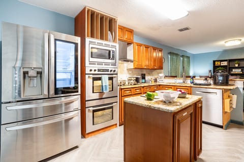 Kitchen with double ovens and a rolling granite island