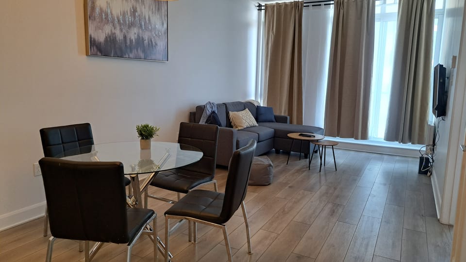 Sleek Modern Condo w/ Gym, Pool, Rooftops - Laval
