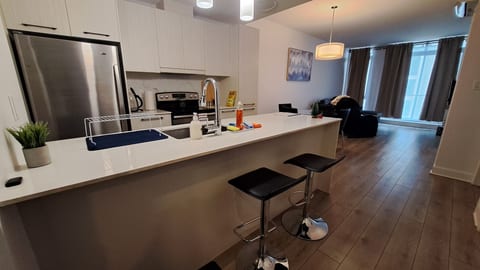 Sleek Modern Condo w/ Gym, Pool, Rooftops