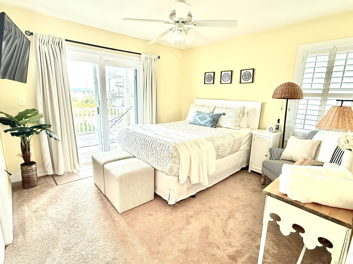 BEDROOM 3: QUEEN Coastal room