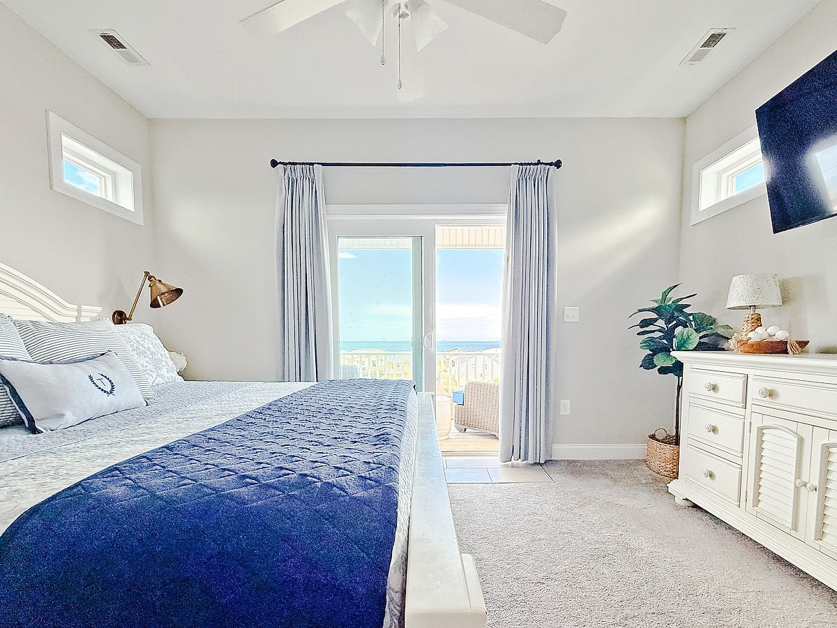 BEDROOM 1: Primary Suite w/ en suite bathroom