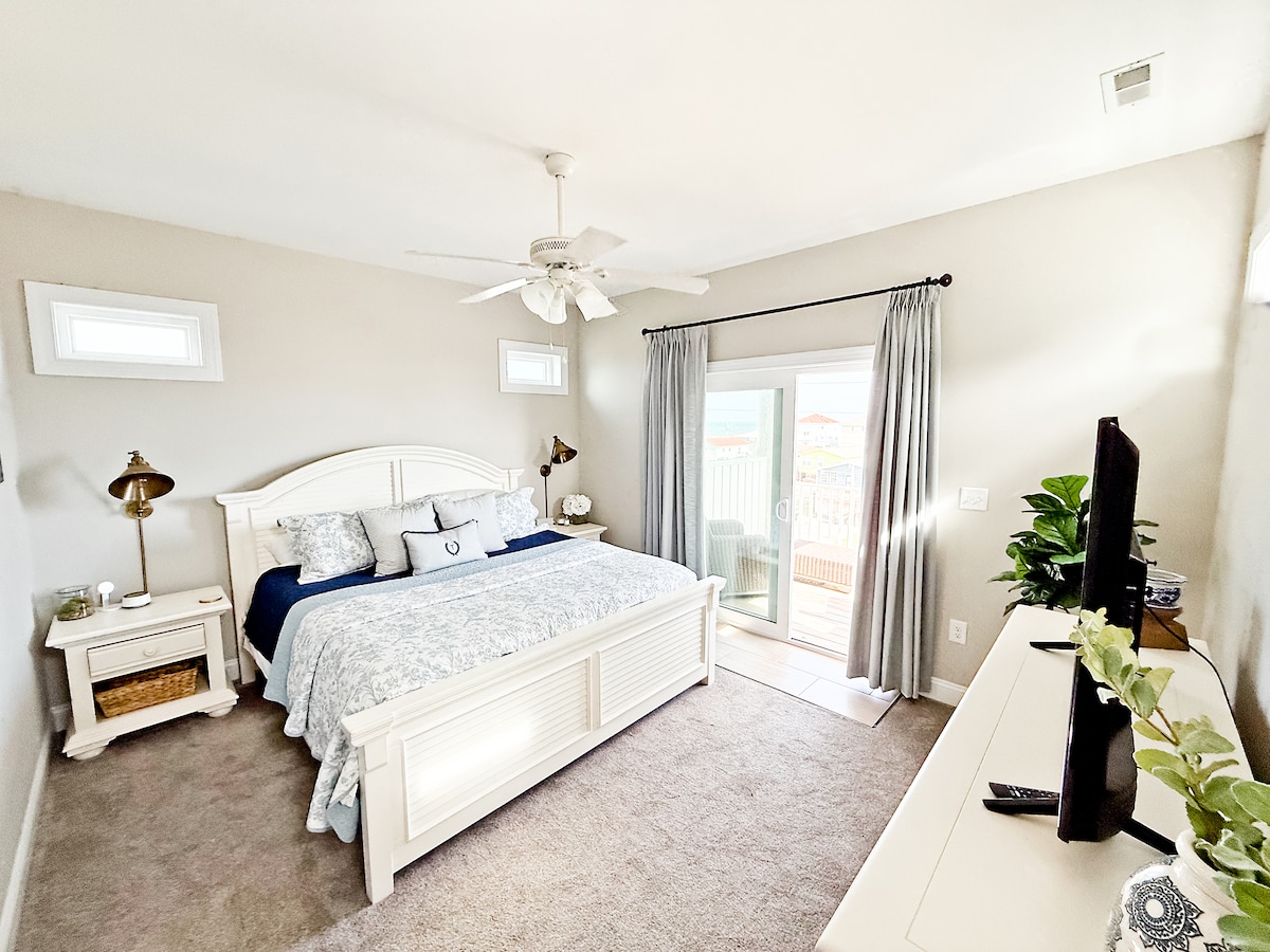 BEDROOM 1: Primary Suite w/ en suite bathroom