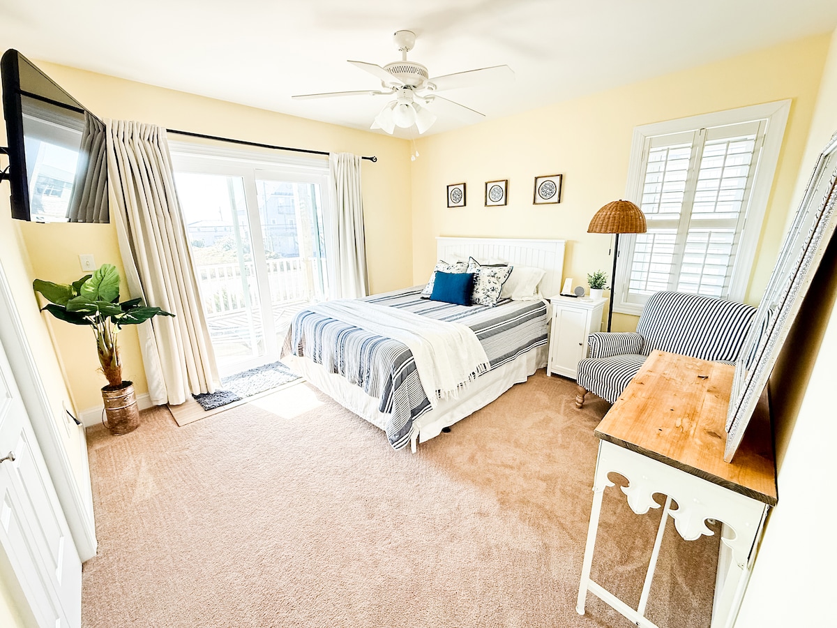 BEDROOM 3: QUEEN Coastal room