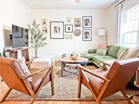 This professionally designed living space feels like home. Settle in with board games, a vintage style record player, books, 55" smart TV and streaming apps, and a calming space for connection.