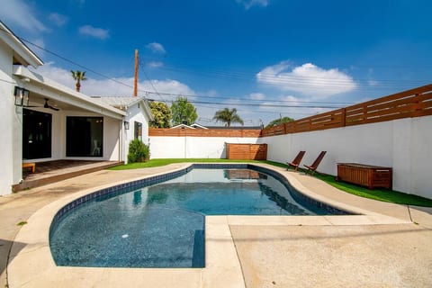 Beautiful 3 Bedrooms 3 Bath Large Home + Pool