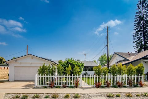 Beautiful 3 Bedrooms 3 Bath Large Home + Pool