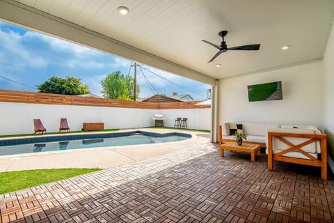 Beautiful 3 Bedrooms 3 Bath Large Home + Pool