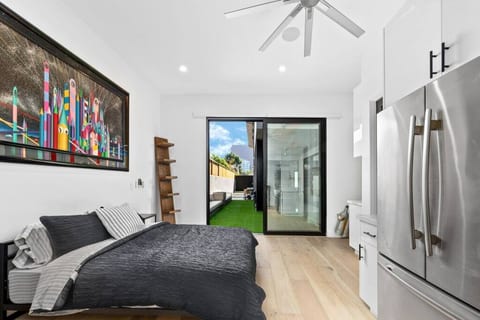 Modern Studio with full Kitchen In Beverly Grove