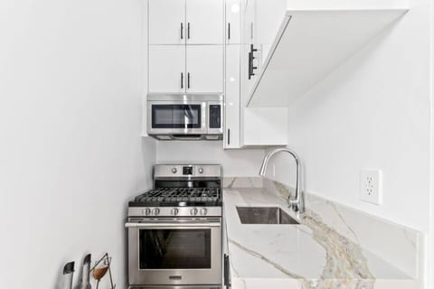 Modern Studio with full Kitchen In Beverly Grove