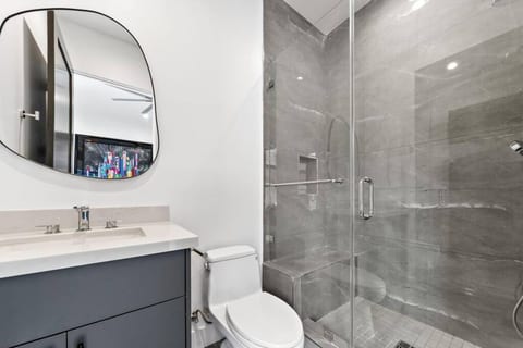 Modern Studio with full Kitchen In Beverly Grove