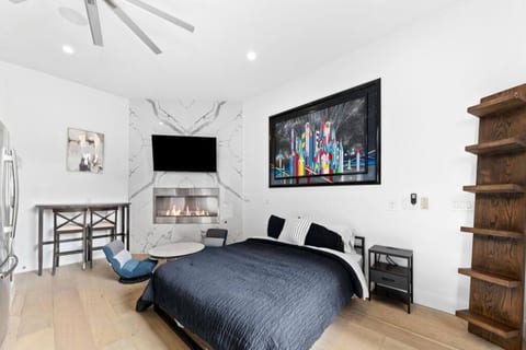 Modern Studio with full Kitchen In Beverly Grove