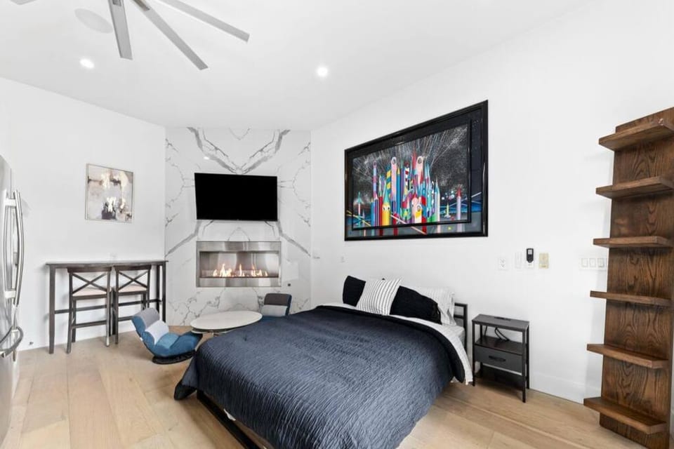 Modern Studio with full Kitchen In Beverly Grove - Los Angeles