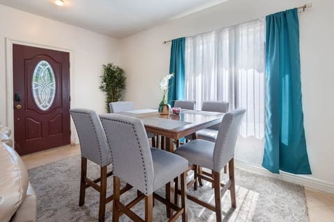 Spacious 2-Bedroom Apartment with Full Kitchen