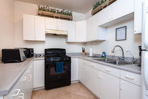 Spacious 2-Bedroom Apartment with Full Kitchen