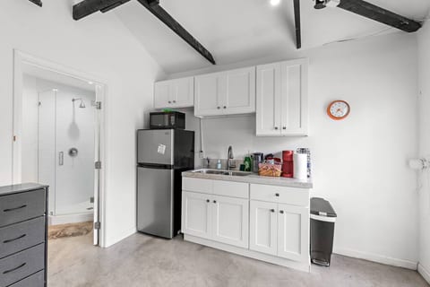 Cozy Guest Suite with Kitchenette Prime Location