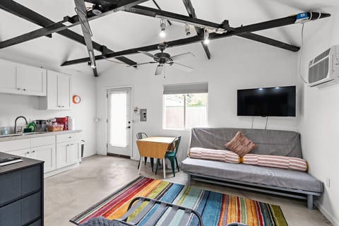 Cozy Guest Suite with Kitchenette Prime Location
