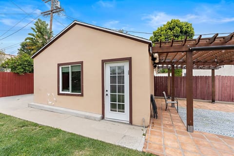 Cozy Guest Suite with Kitchenette Prime Location