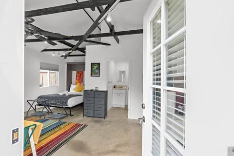 Cozy Guest Suite with Kitchenette Prime Location