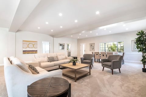 Beautiful 6BR Family Getaway in Prime Location