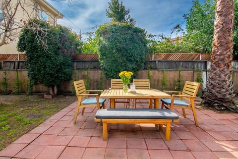 Chic 3BR Getaway + Hot Tub Near Universal Studios