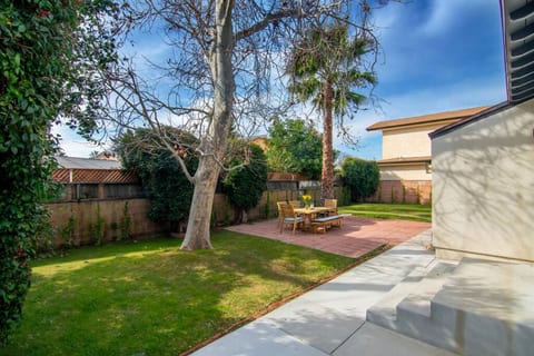 Chic 3BR Getaway + Hot Tub Near Universal Studios